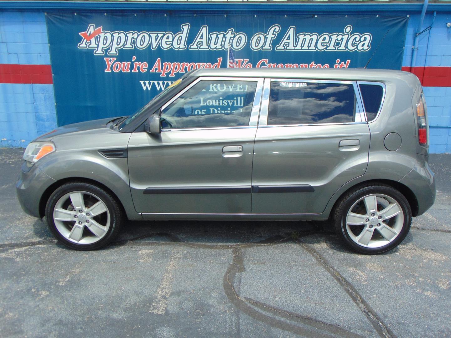 2010 Silver Kia Soul (KNDJT2A21A7) with an 4-Cyl 2.0 Liter engine, Automatic, 4-Spd w/Overdrive transmission, located at 2105 Dixie Hwy, Louisville, KY, 40210, (502) 772-3333, 38.220932, -85.795441 - Photo#1